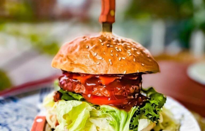 Burger cu cartofi prajiti