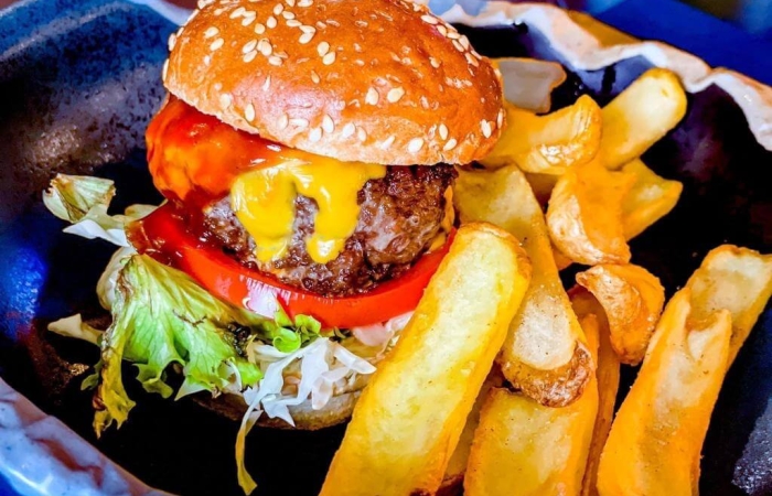 Cheeseburger cu cartofi prajiti Cheeseburger cu cartofi prajiti