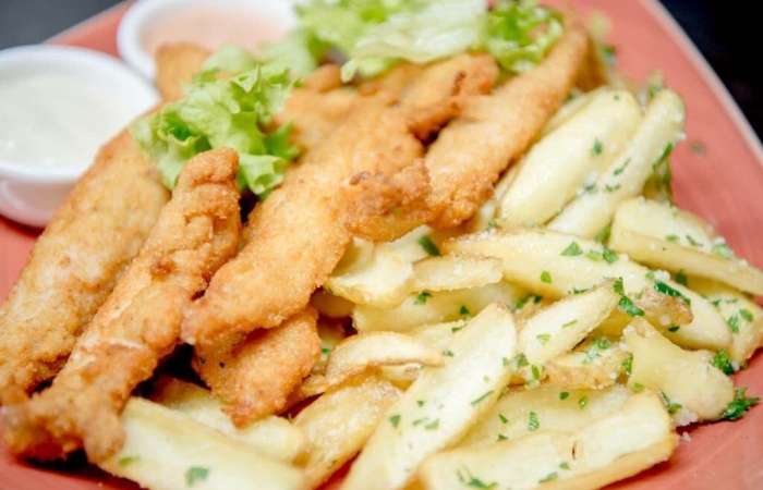 Chicken fingers cu cartofi pai Chicken fingers cu cartofi pai