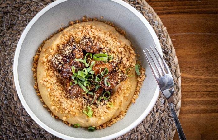 Humus cu alune și crutoane din mușchi de vită