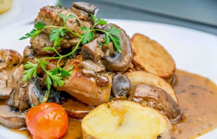 Muschiulet de porc cu sos de ciuperci Muschiulet de porc cu sos de ciuperci