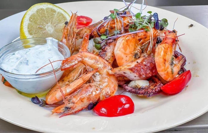 Platou cu fructe de mare si sos tzatziki