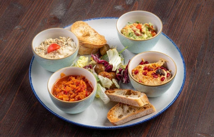 Platou cu salata de vinete, hummus, zacusca si guacamole