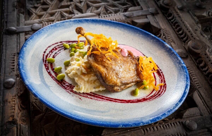 Pulpa de rata confiata, piure de cartofi cu trufe si sos de hrean cu sfecla rosie