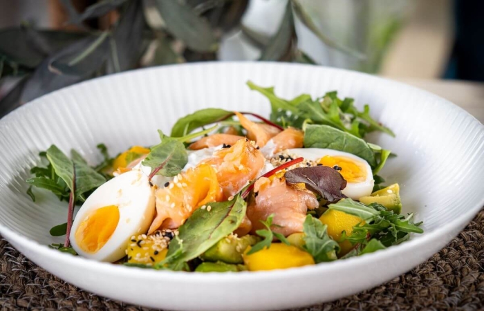 Salată cu somon, mango și avocado