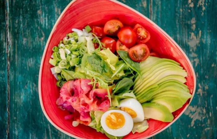 Salata cu somon si avocado