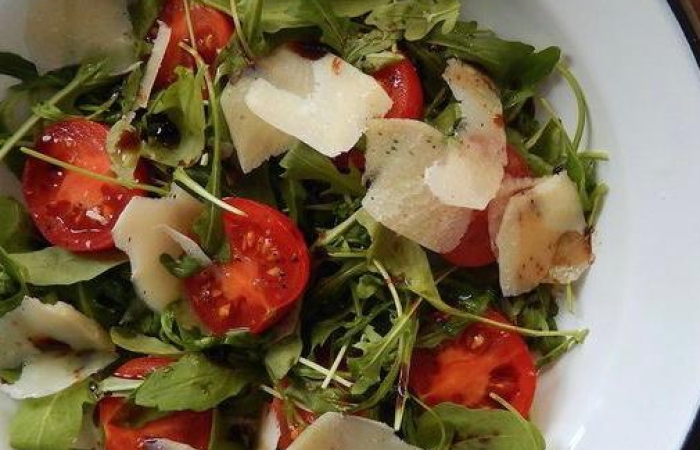 Salata de rucola, cherry si parmezan