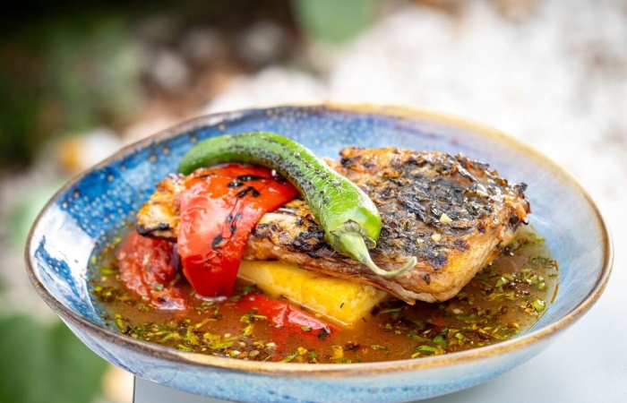 Saramura de crap, mamaliga si ardei iute