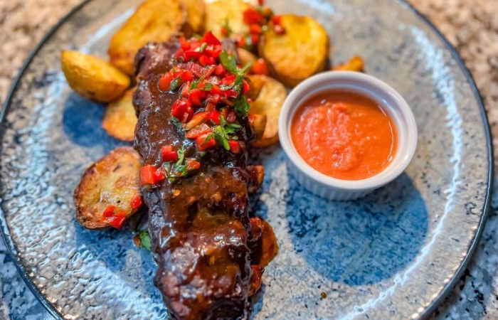 Scarita de porc cu sos barbeque si mujdei de usturoi cu rosii Scarita de porc cu sos barbeque si mujdei de usturoi cu rosii