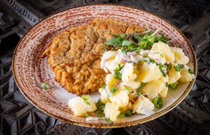 Snitel Vienez cu salata de cartofi
