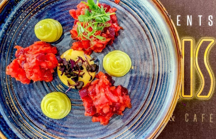 Tartar de ton cu sfecla rosie, crema de avocado, crema aioli