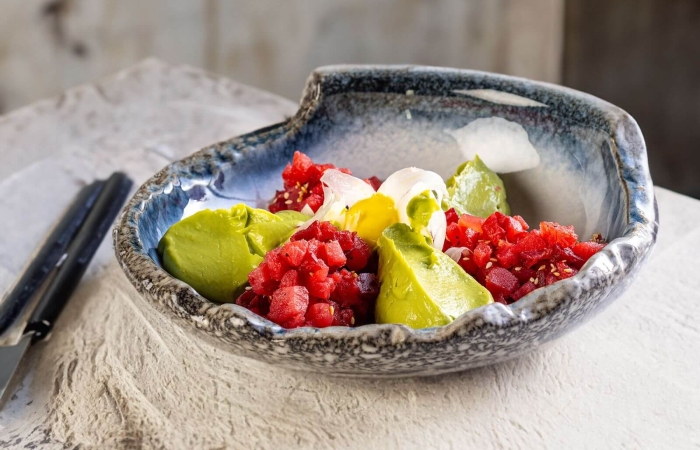 Tartar de ton cu sfecla rosie, crema de avocado, crema aioli