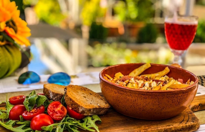 Tigaie cu ou prajit si bacon, baby spanac si rosii cherry