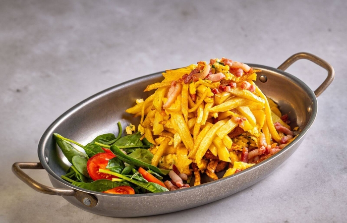 Tigaie cu ou prajit si bacon, cartofi, baby spanac si rosii cherry